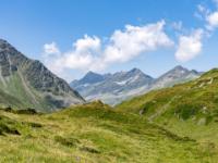Rast am Klammljoch mit Ausblick zu Bergspitzen über dem Knuttental - Klammljoch Wanderung